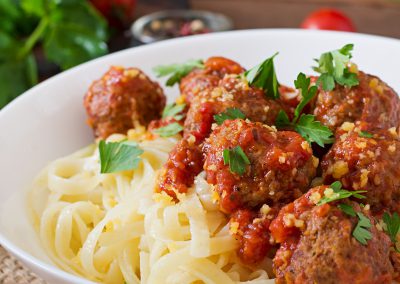 Talharim com almôndegas