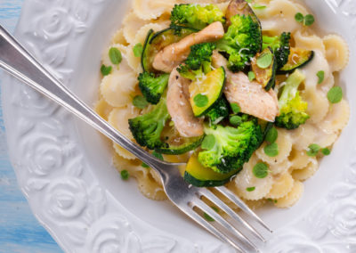 ao Molho de Gorgonzola, Brócolis e Frango