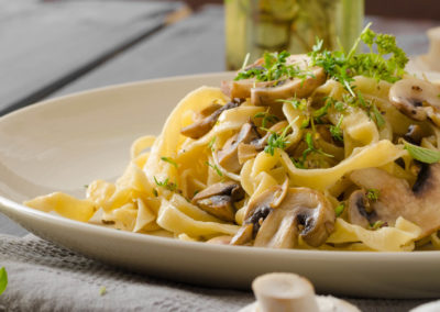 com Molho Cremoso de Cogumelo