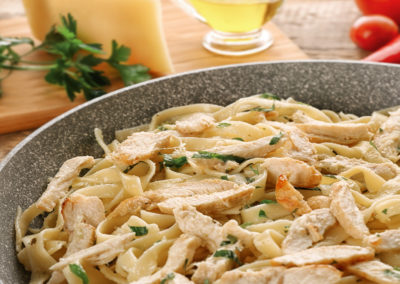 com Frango e molho de Ervas