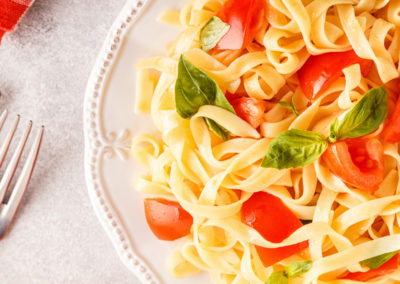 com Tomate e Manjericão