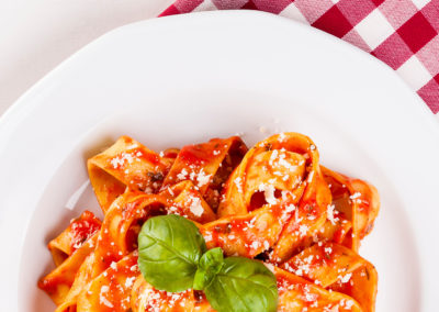 com Molho de Tomates Picantes