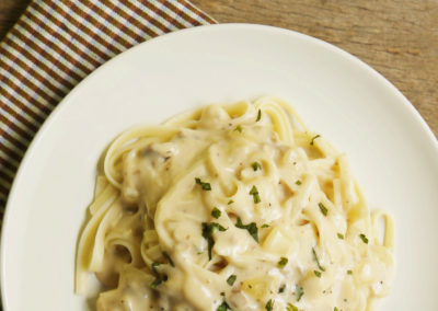 com Molho de três Queijos