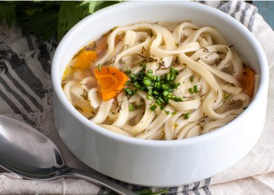 Sopa de frango com talharim e legumes