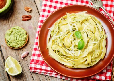 com Molho de Abacate