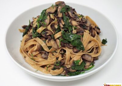 Talharim Integral com Cogumelo e Espinafre