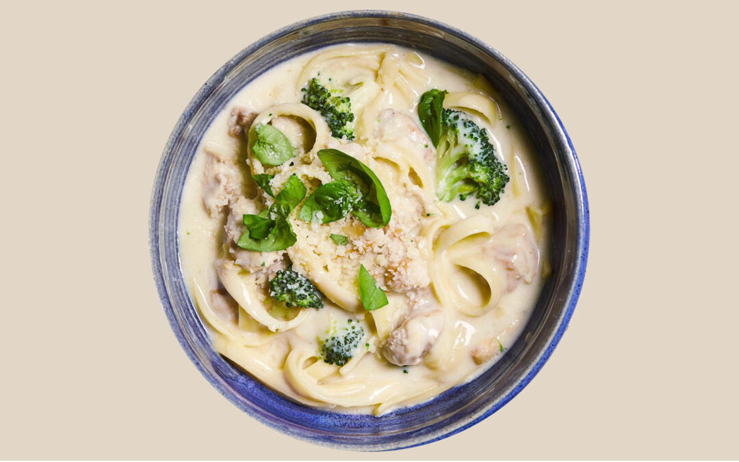 Sopa Cremosa de Macarrão, Brócolis e Queijo