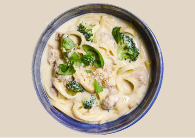 Sopa Cremosa de Macarrão, Brócolis e Queijo